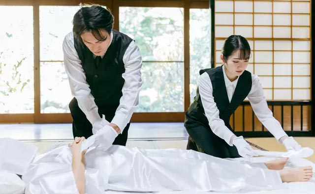 丹波市の家族葬・株式会社ゆらのスタッフがご遺体を安置している様子