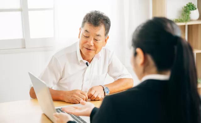 丹波市の家族葬・株式会社ゆらのスタッフと打ち合わせしている様子