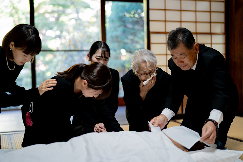 丹波市の家族葬・株式会社ゆら、家族で最後の時間を過ごす様子