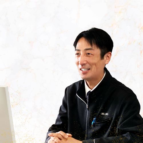 代表取締役由良仁一がインタビューで話している場面