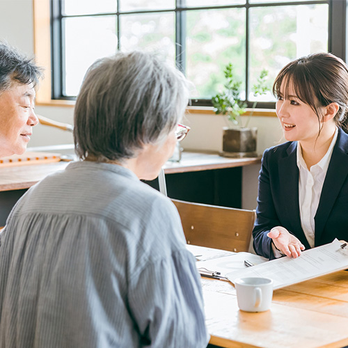 丹波市の家族葬・株式会社ゆらへ打ち合わせをする家族
