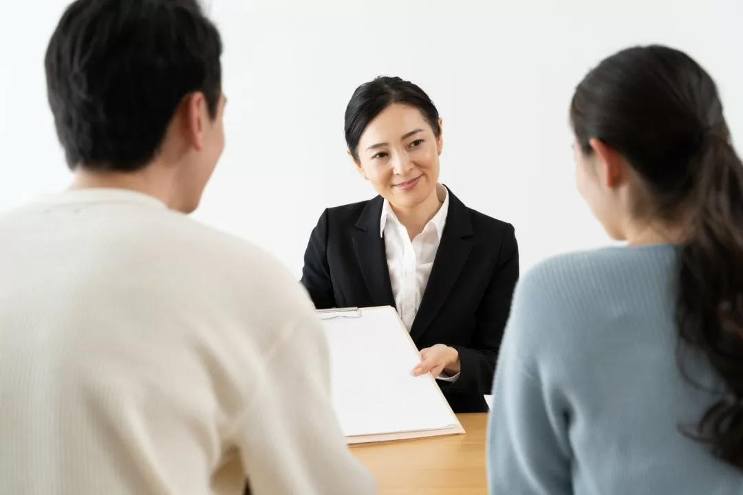 丹波市の家族葬・株式会社ゆらへ葬儀の打ち合わせをする家族